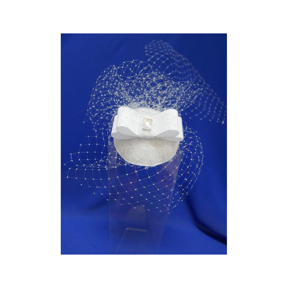 Biały fascynator  z woalką