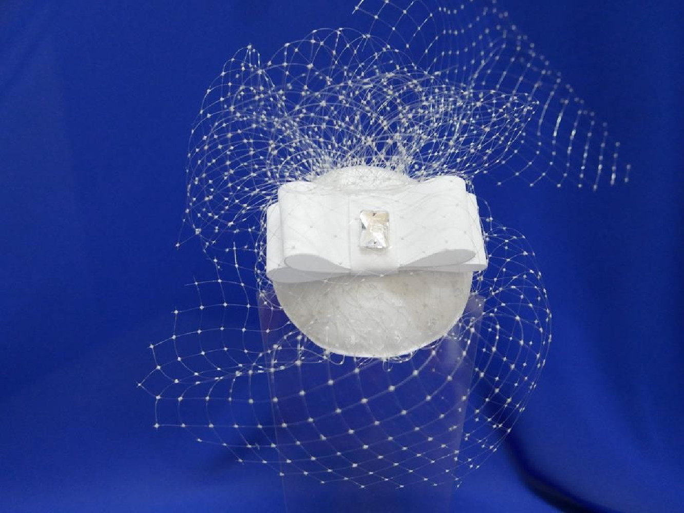 Biały fascynator  z woalką