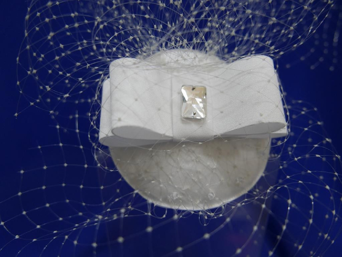 Biały fascynator  z woalką