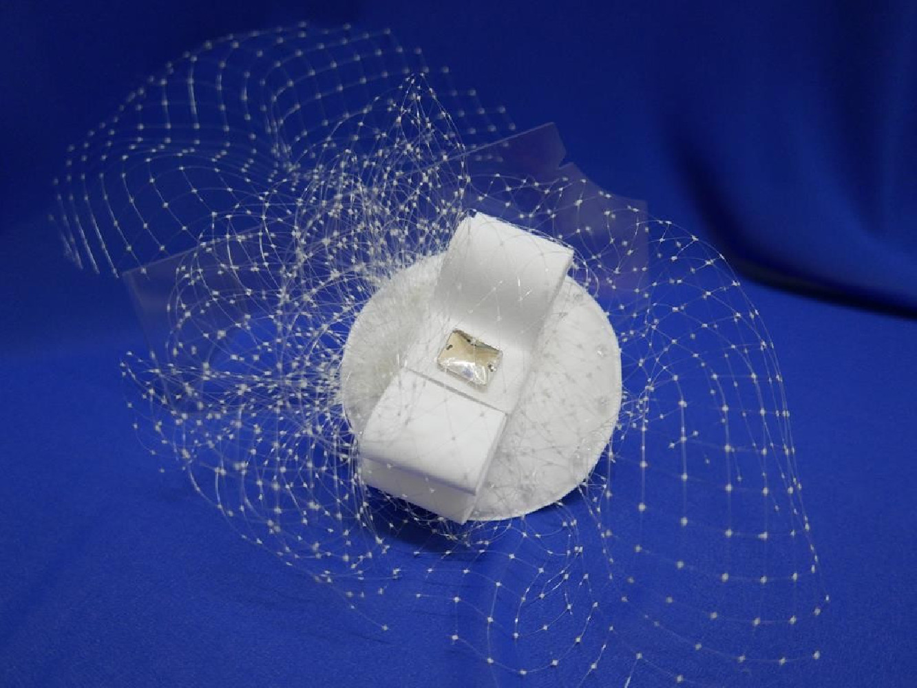 Biały fascynator  z woalką