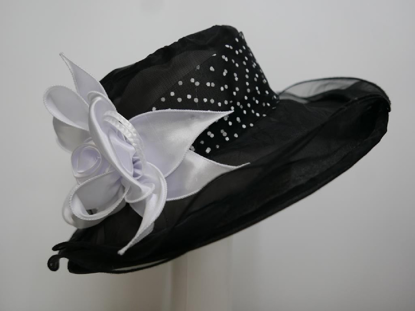 Czarno biały z organzy letni kapelusz wizytowy 57-59 cm