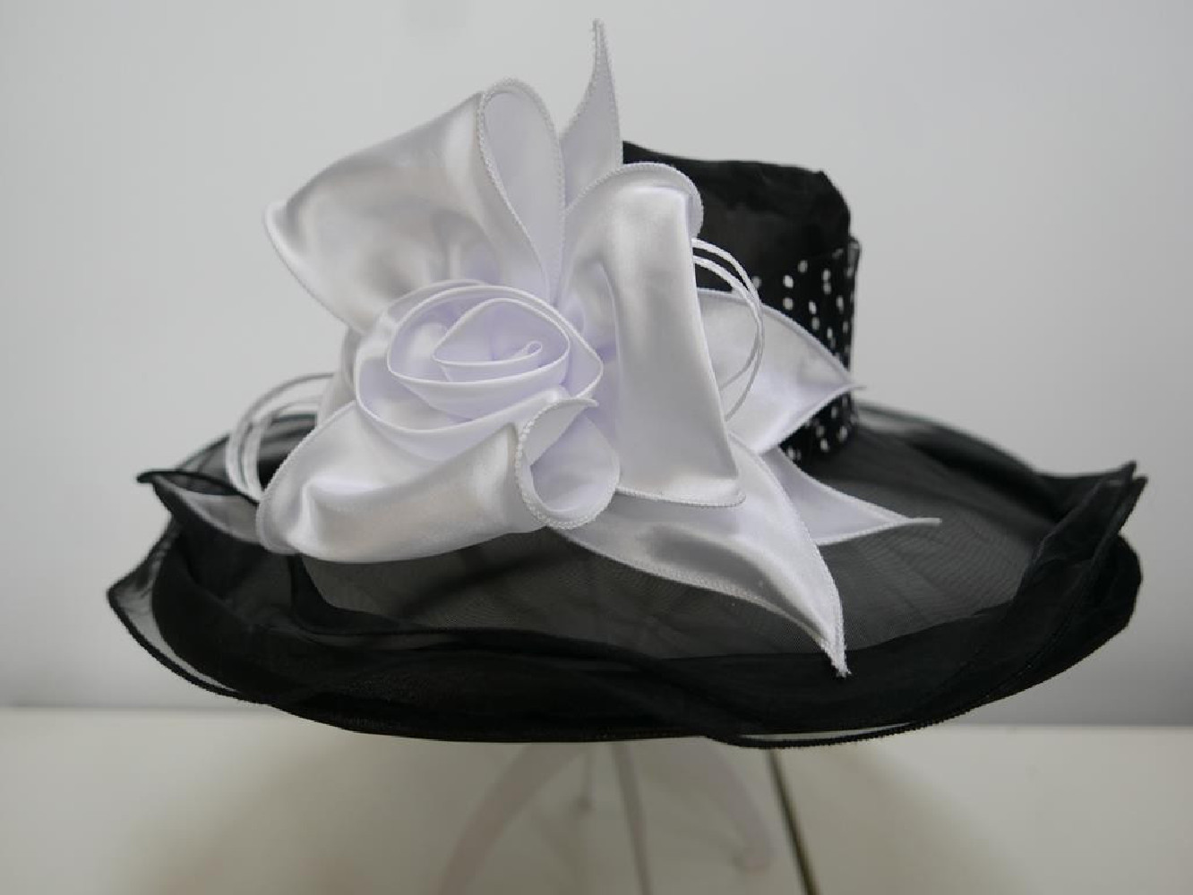 Czarno biały z organzy letni kapelusz wizytowy 57-59 cm