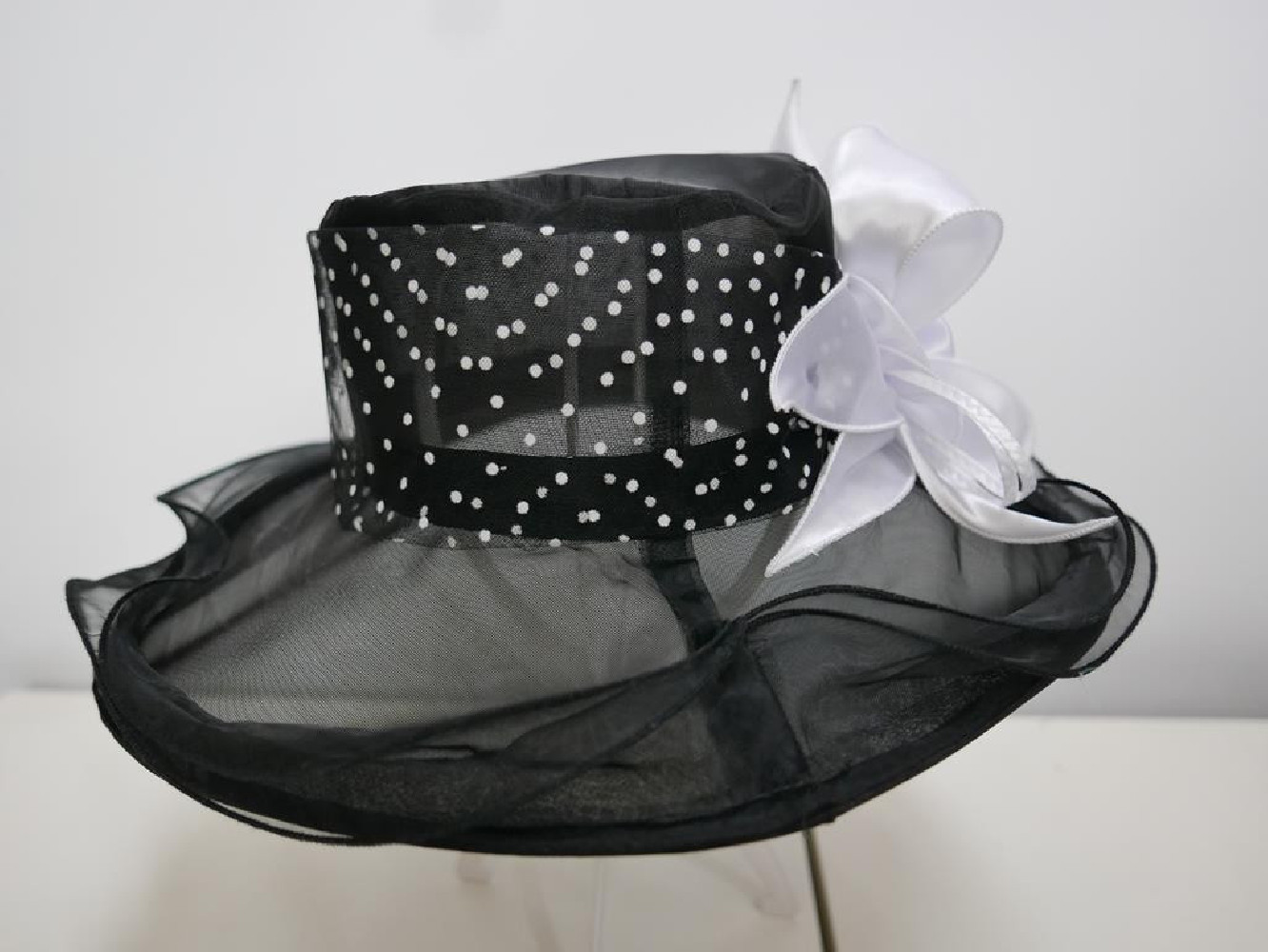 Czarno biały z organzy letni kapelusz wizytowy 57-59 cm