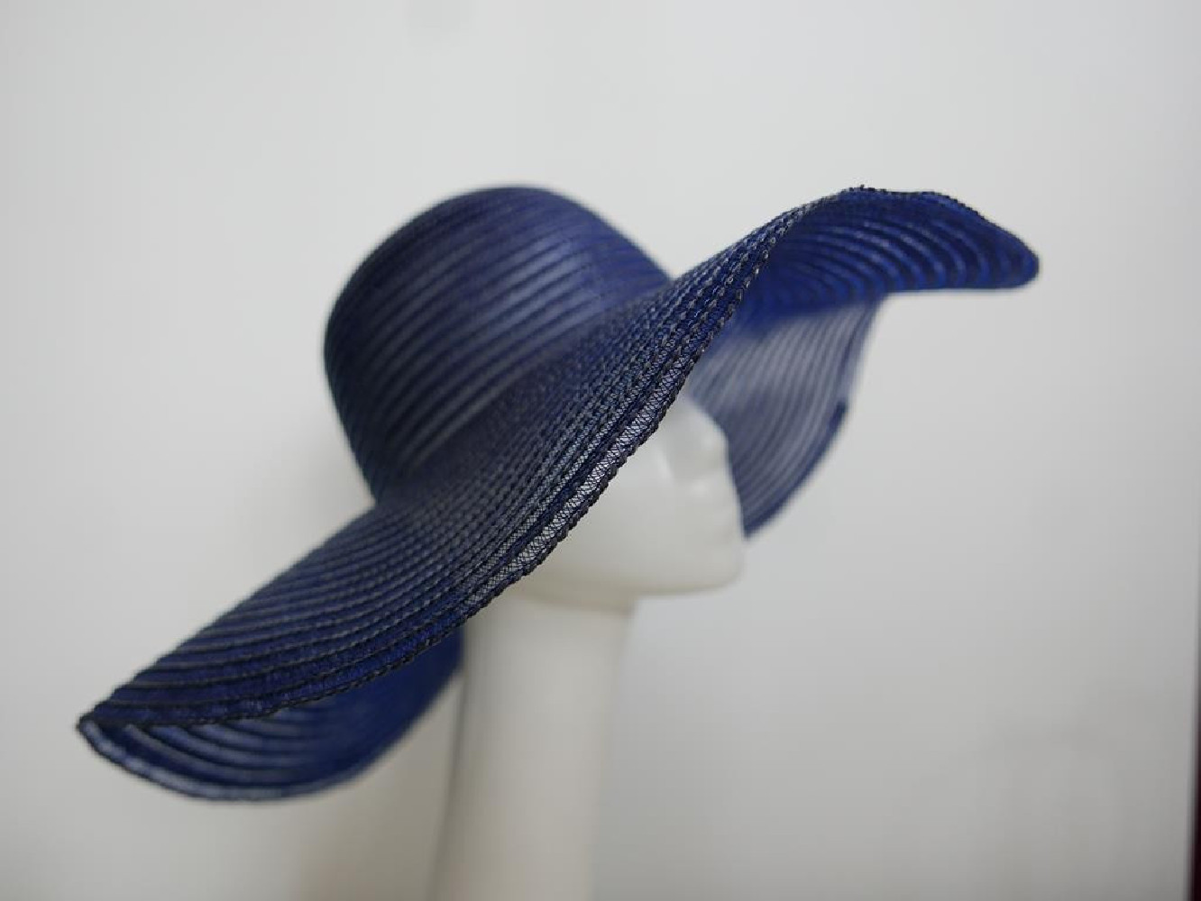 Granatowy kapelusz  letni z syntetycznej słomki 57-59 cm