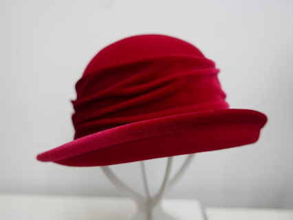 Czerwony kapelusz filcowy z welurem 56-58 cm