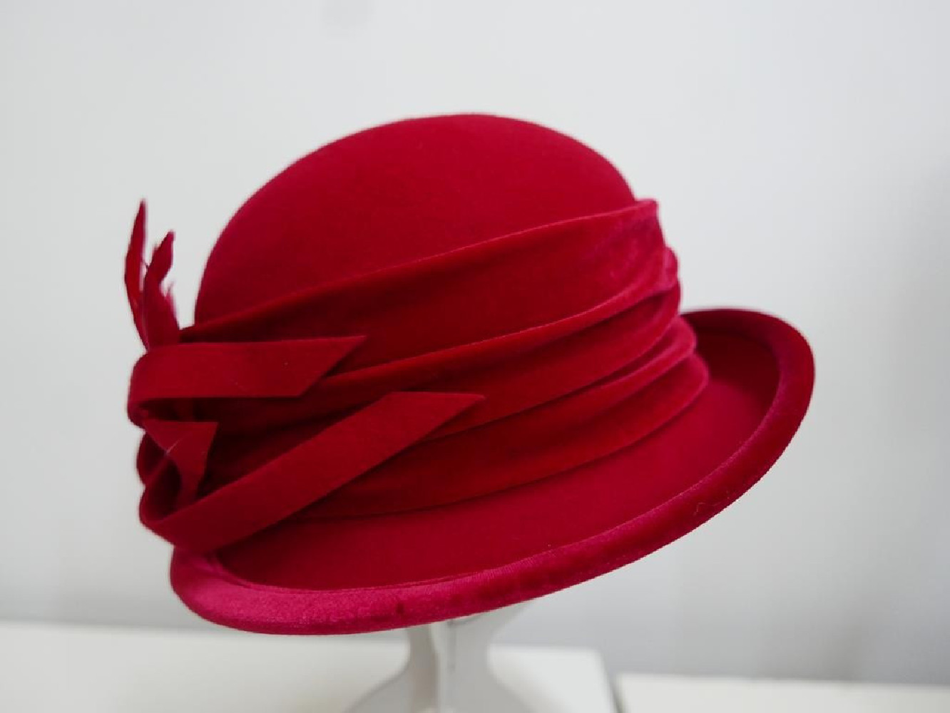 Czerwony kapelusz filcowy z welurem 56-58 cm