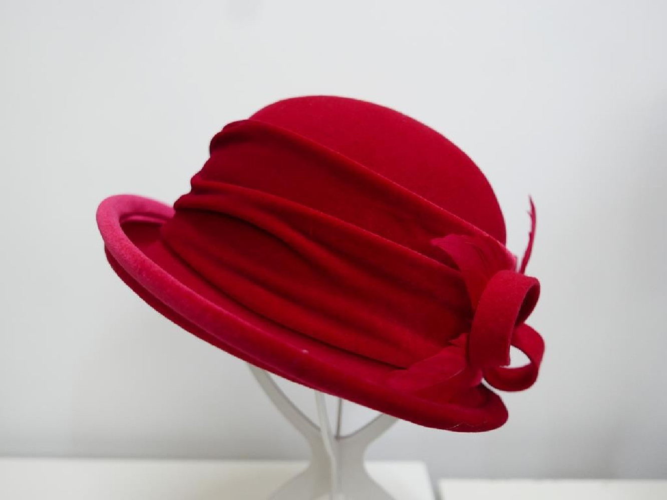 Czerwony kapelusz filcowy z welurem 56-58 cm