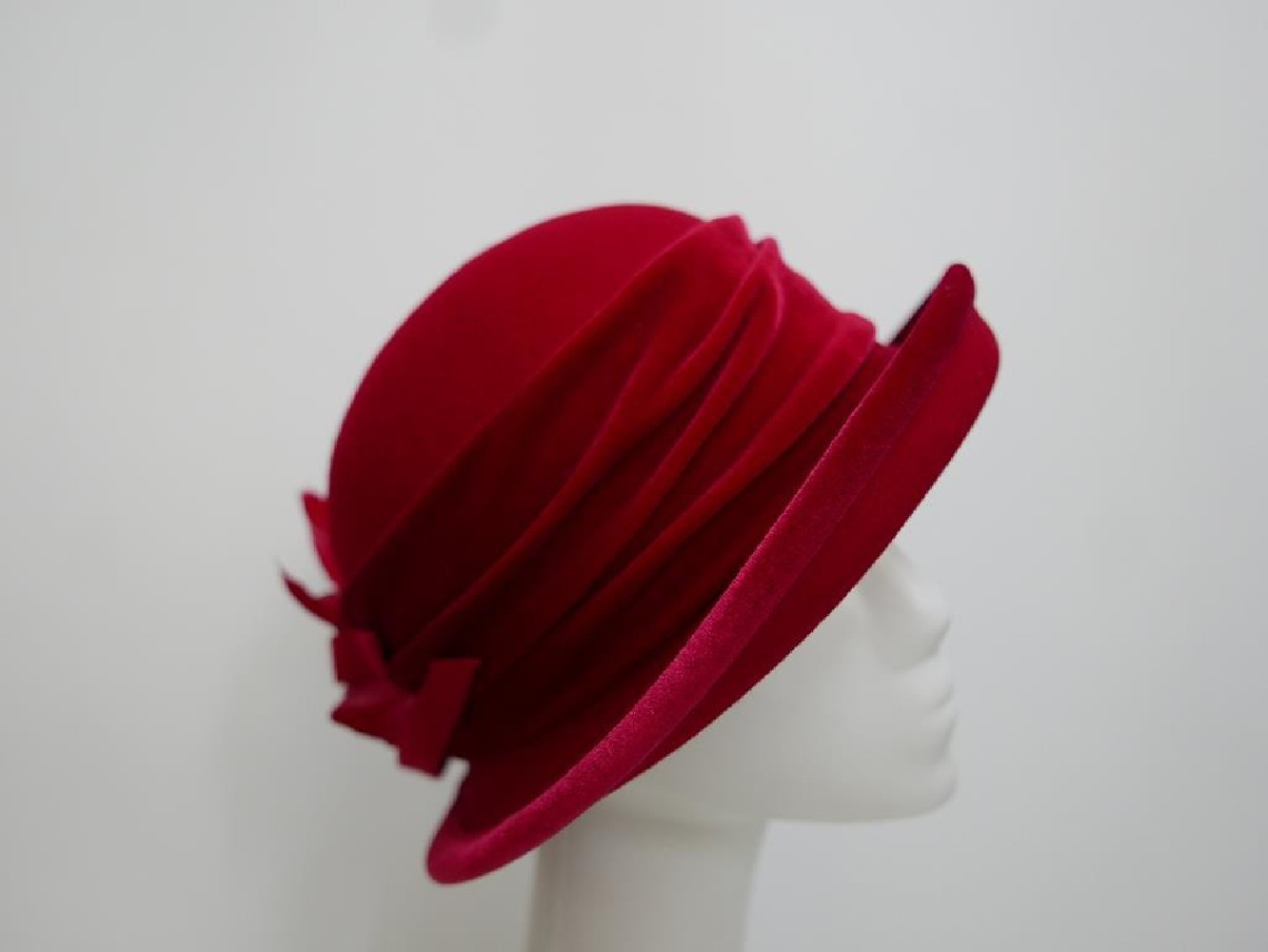 Czerwony kapelusz filcowy z welurem 56-58 cm