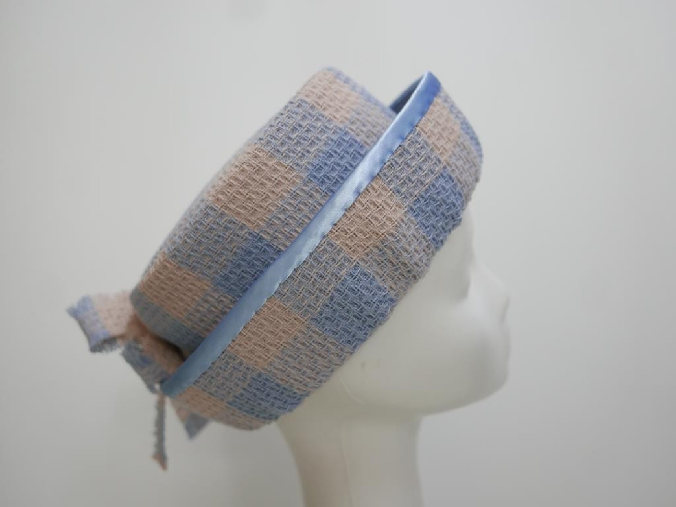 Chanelka beżowo błękitny kapelusz tkanina 53-55cm