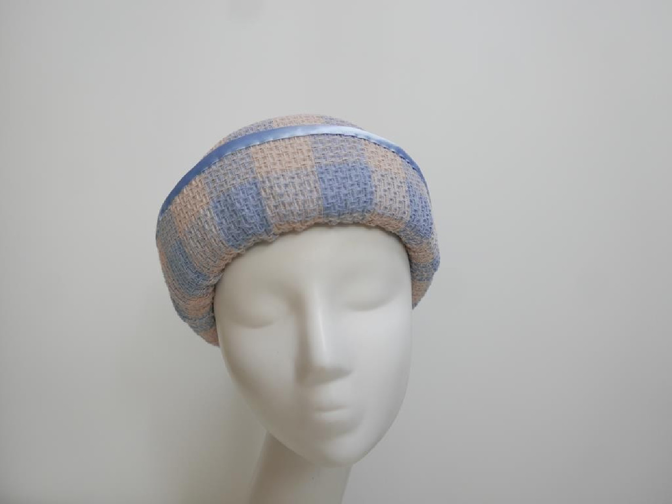 Chanelka beżowo błękitny kapelusz tkanina 53-55cm