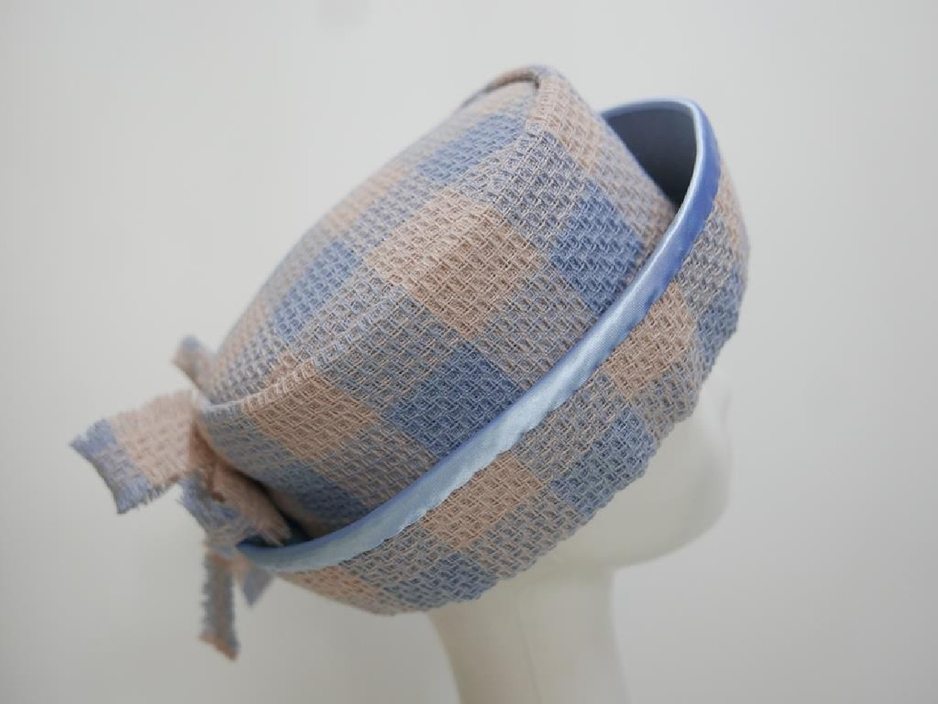 Chanelka beżowo błękitny kapelusz tkanina 53-55cm