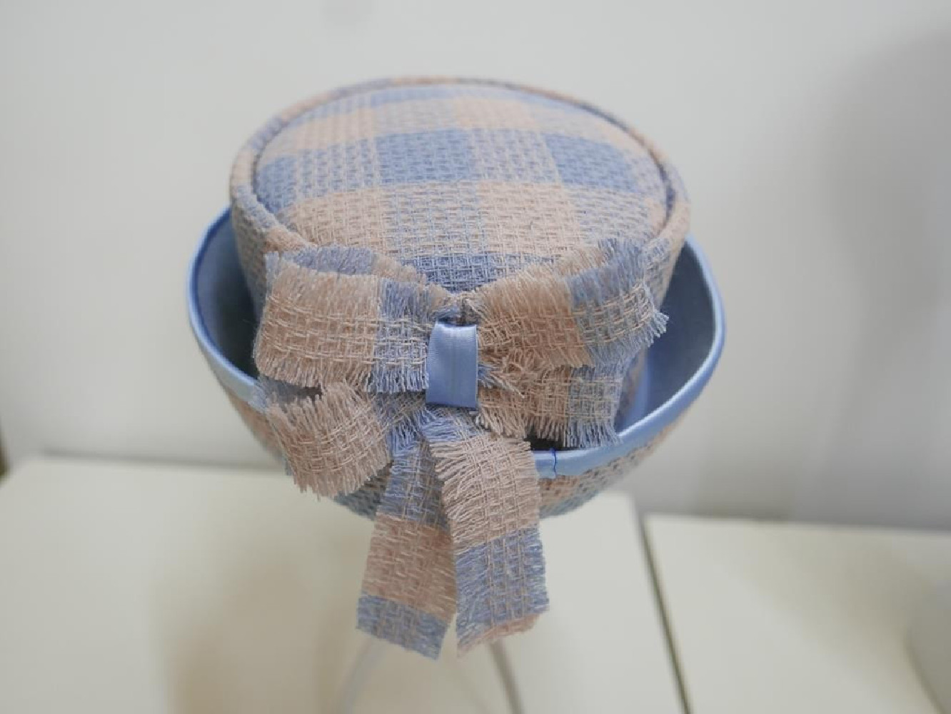 Chanelka beżowo błękitny kapelusz tkanina 53-55cm