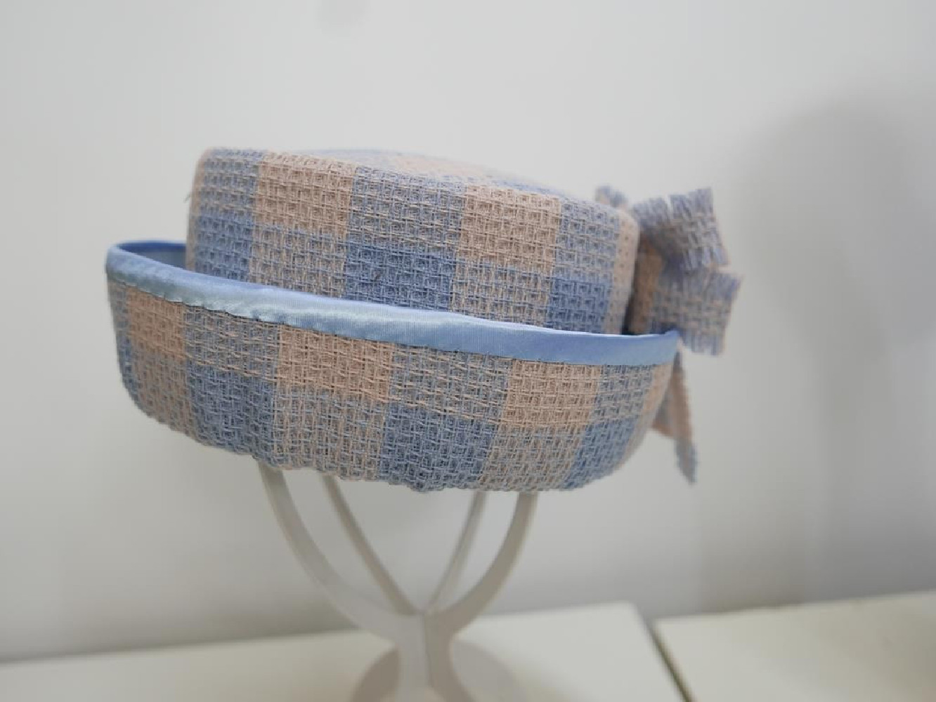 Chanelka beżowo błękitny kapelusz tkanina 53-55cm