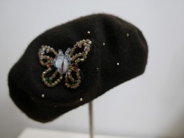 Brązowy beret dzianina wełna z koralikami i aplikacją