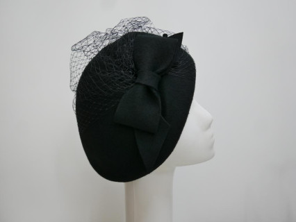 Czarny beret filcowy z woalką do 58 cm