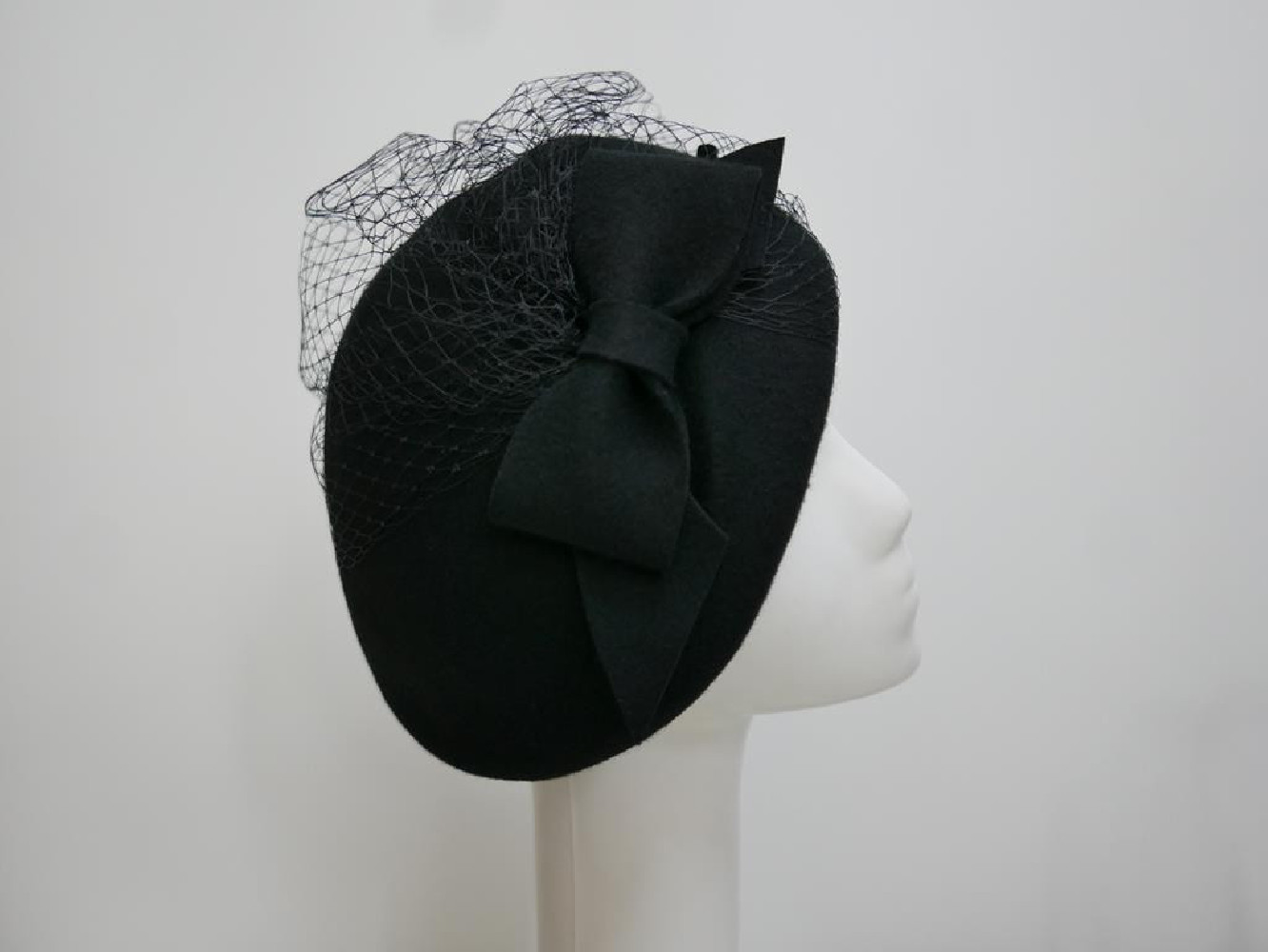 Czarny beret filcowy z woalką do 58 cm