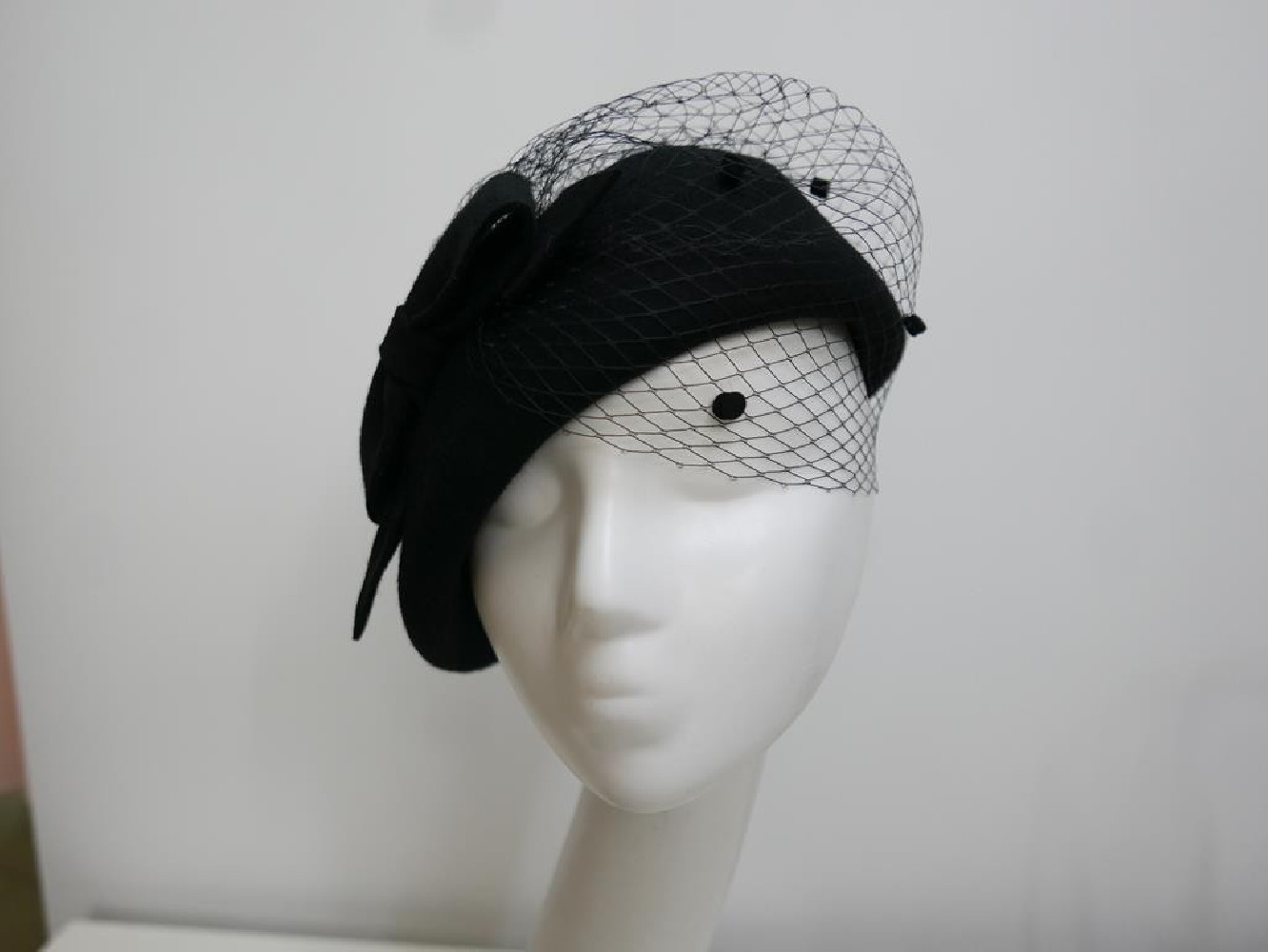 Czarny beret filcowy z woalką do 58 cm