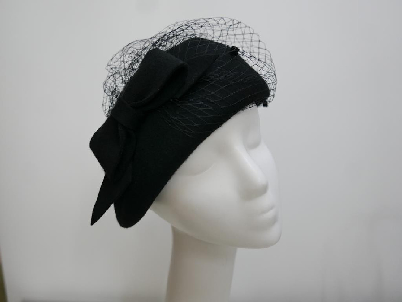 Czarny beret filcowy z woalką do 58 cm