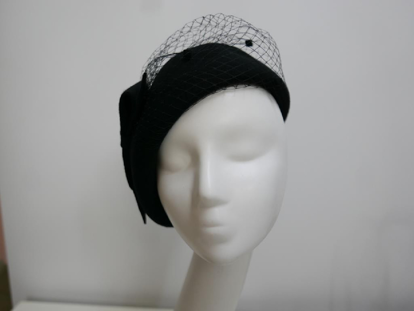 Czarny beret filcowy z woalką do 58 cm