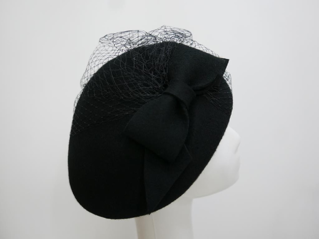 Czarny beret filcowy z woalką do 58 cm