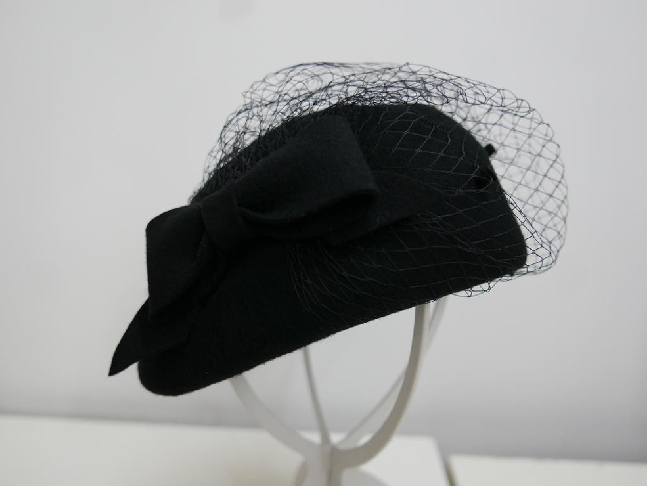 Czarny beret filcowy z woalką do 58 cm