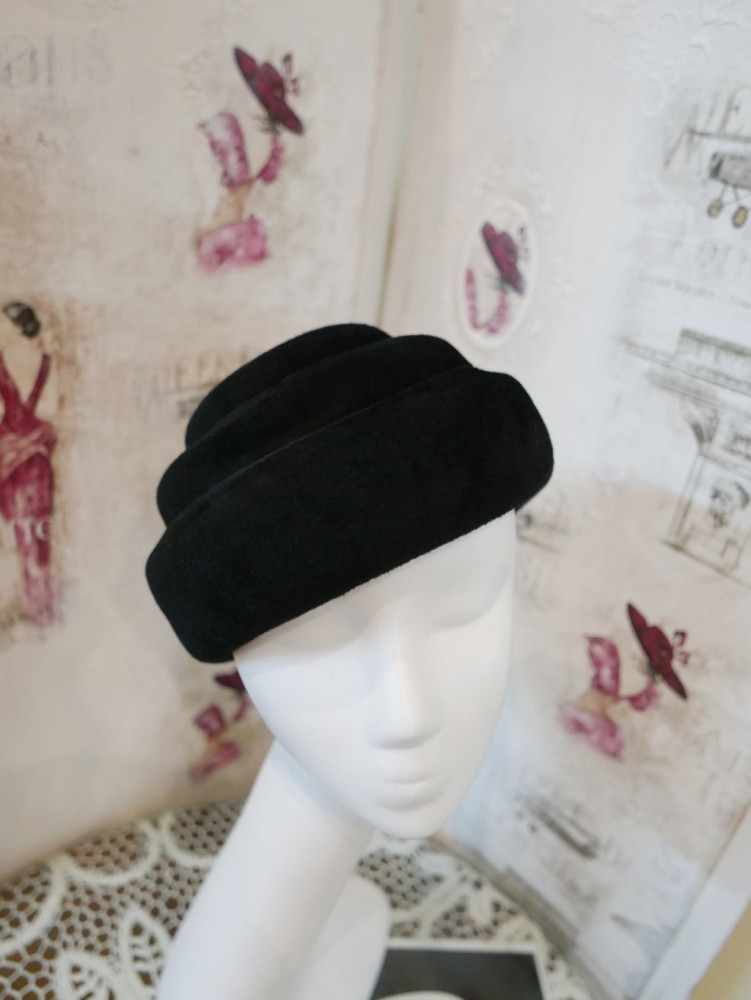 Afrodyta- czarny toczek pilśń welurowa 55-58 cm