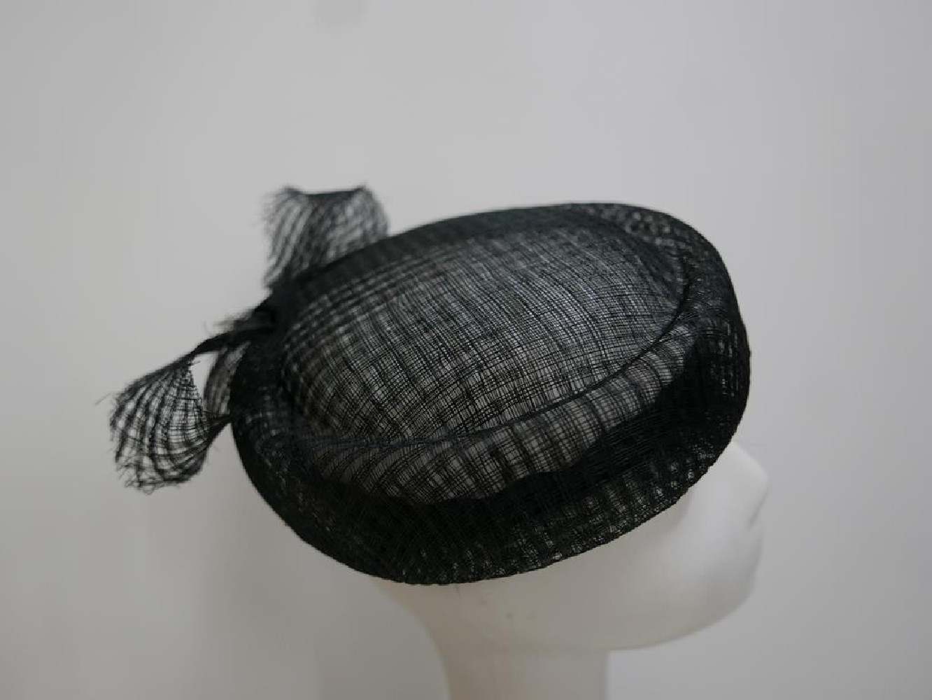 Czarny toczek z sinamay