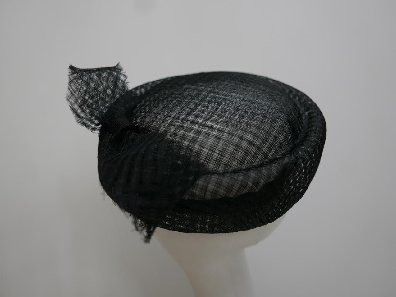 Czarny toczek z sinamay