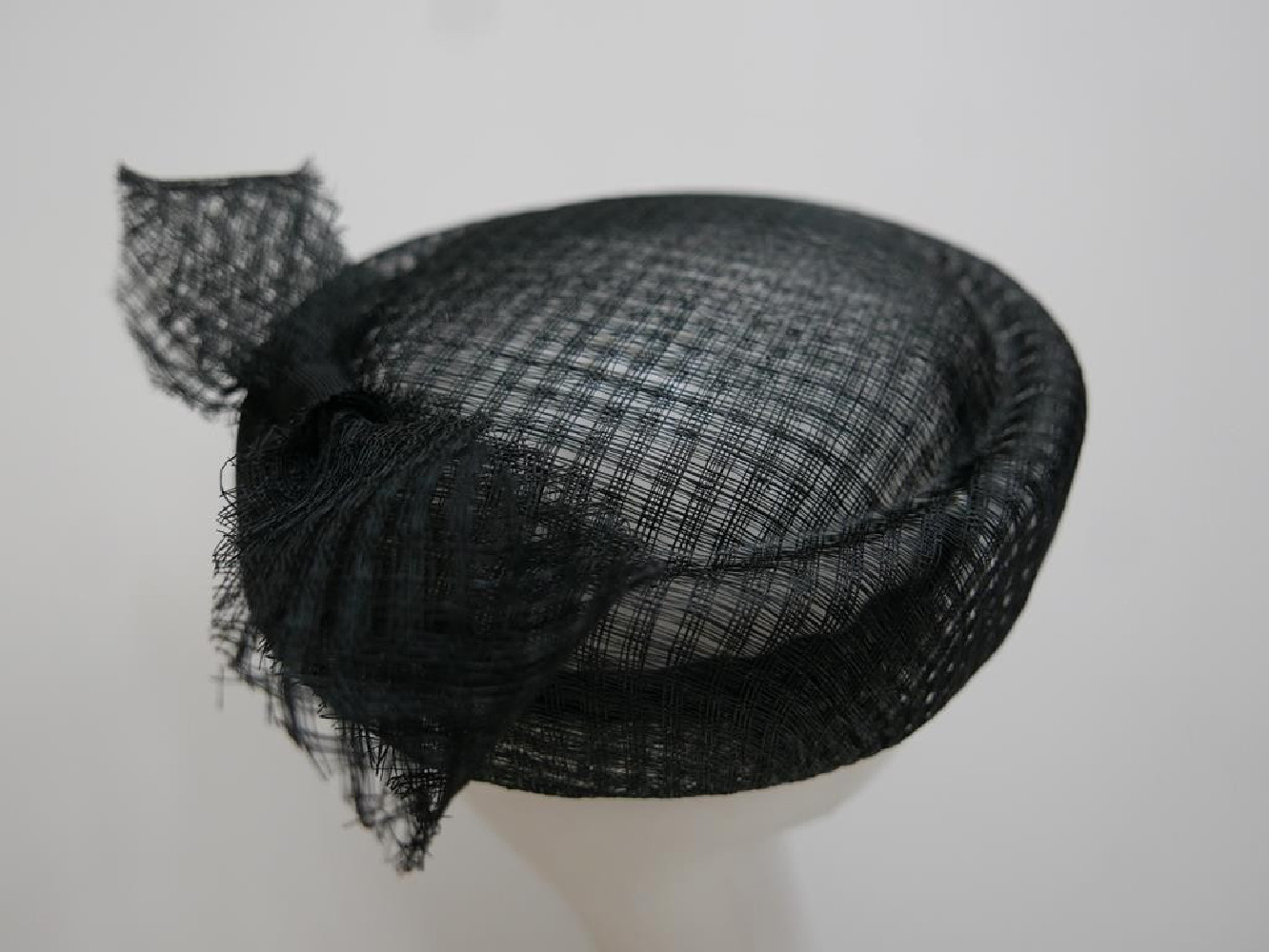 Czarny toczek z sinamay