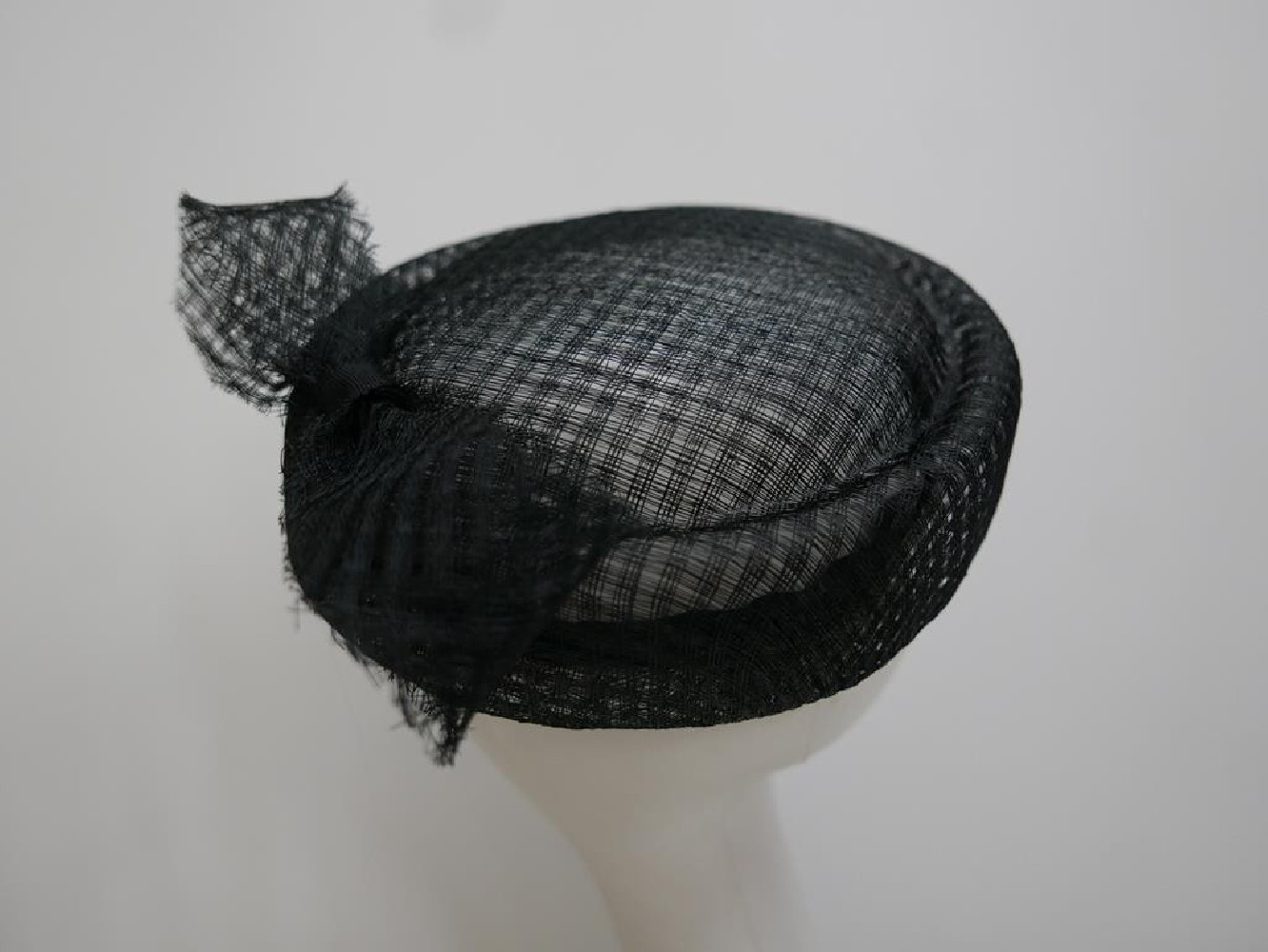 Czarny toczek z sinamay