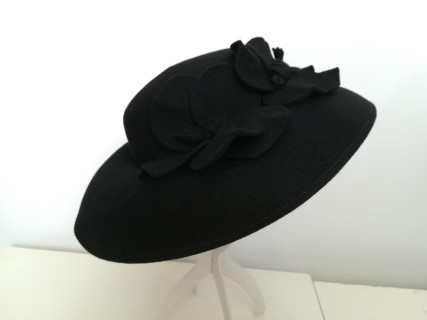 Penelopa czarny kapelusz asymetryczne rondo