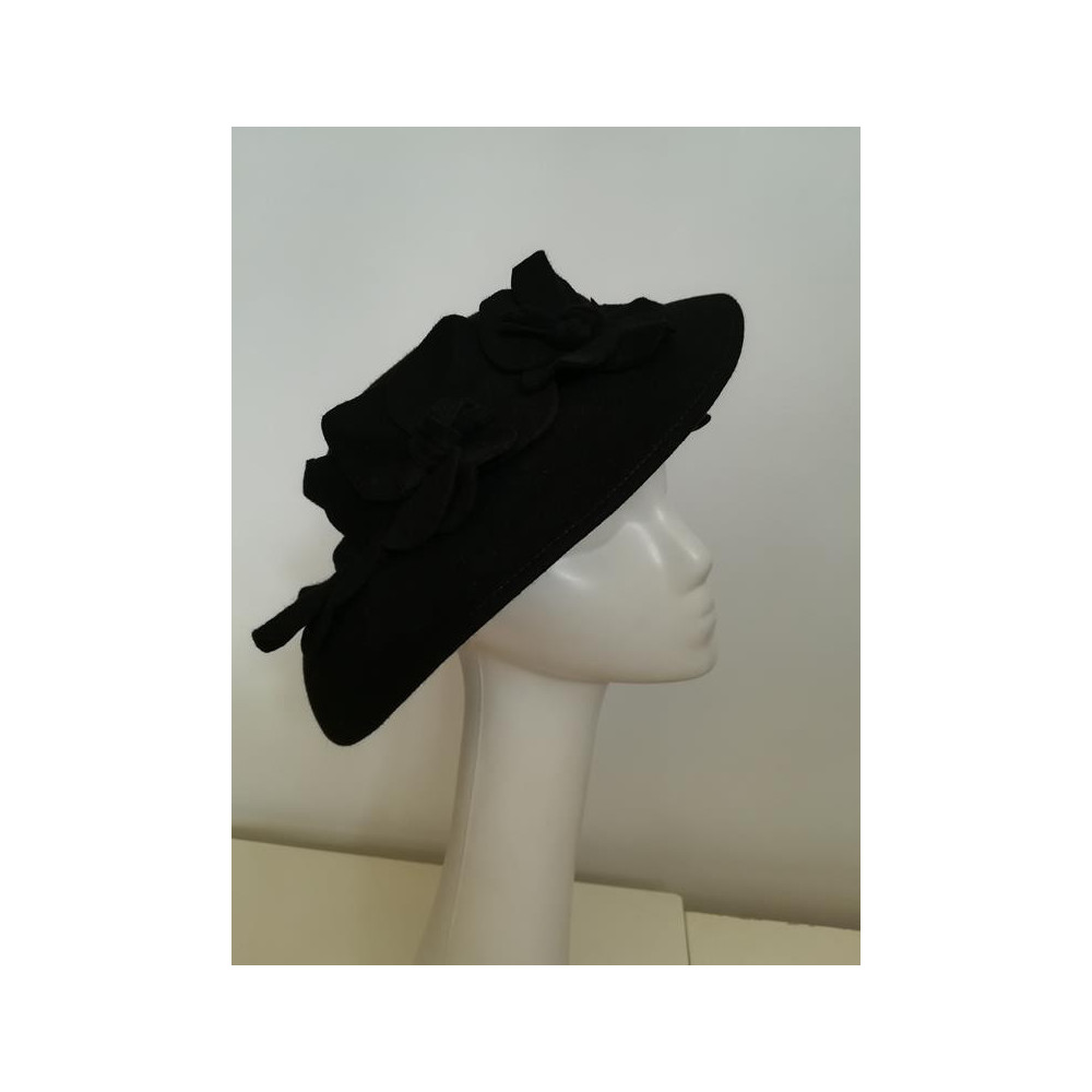 Penelopa czarny kapelusz asymetryczne rondo