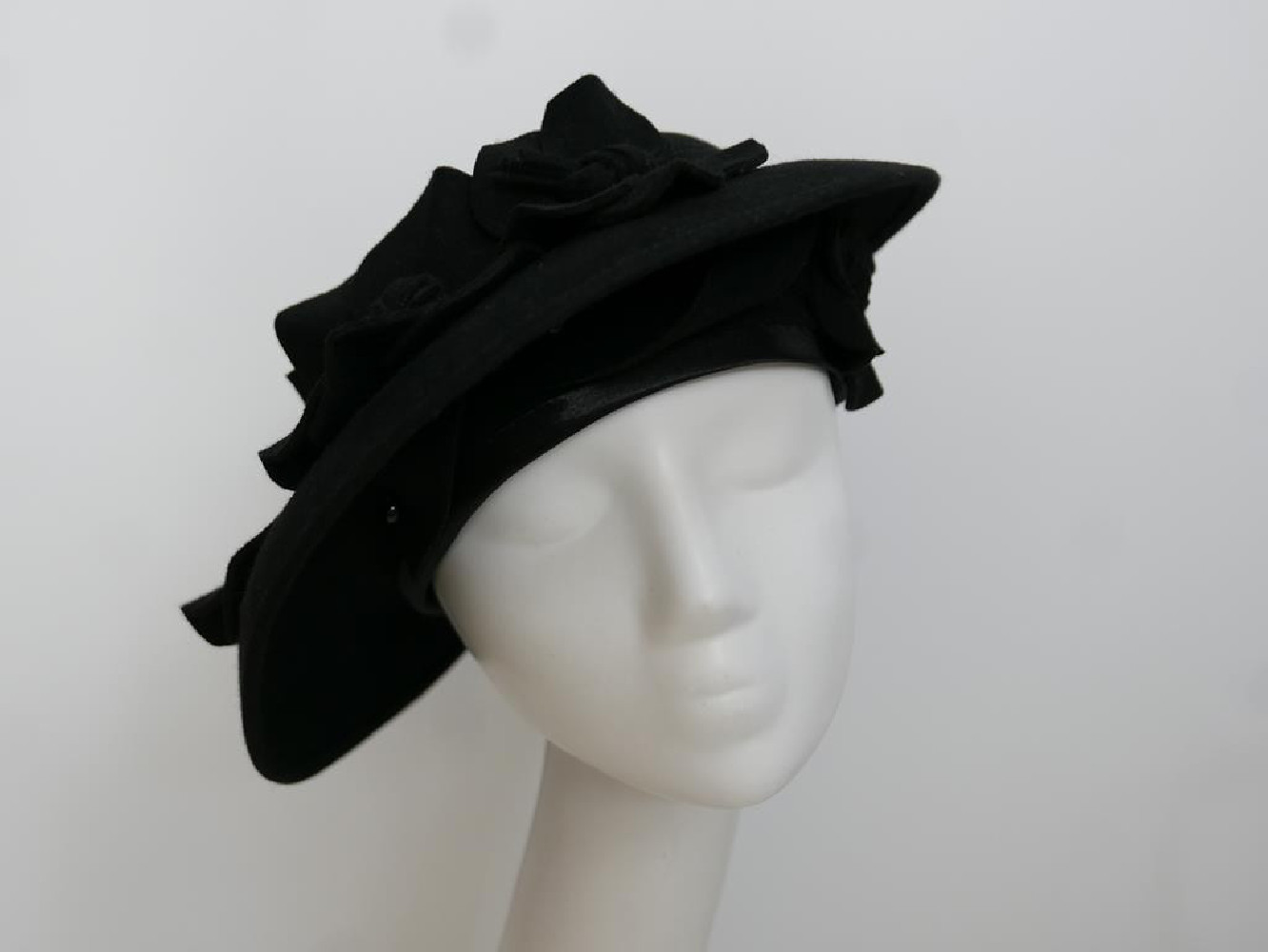 Penelopa czarny kapelusz asymetryczne rondo