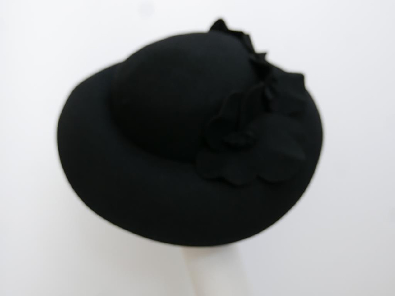 Penelopa czarny kapelusz asymetryczne rondo