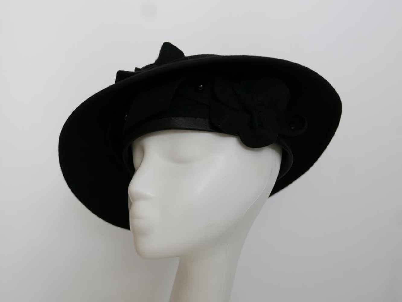Penelopa czarny kapelusz asymetryczne rondo