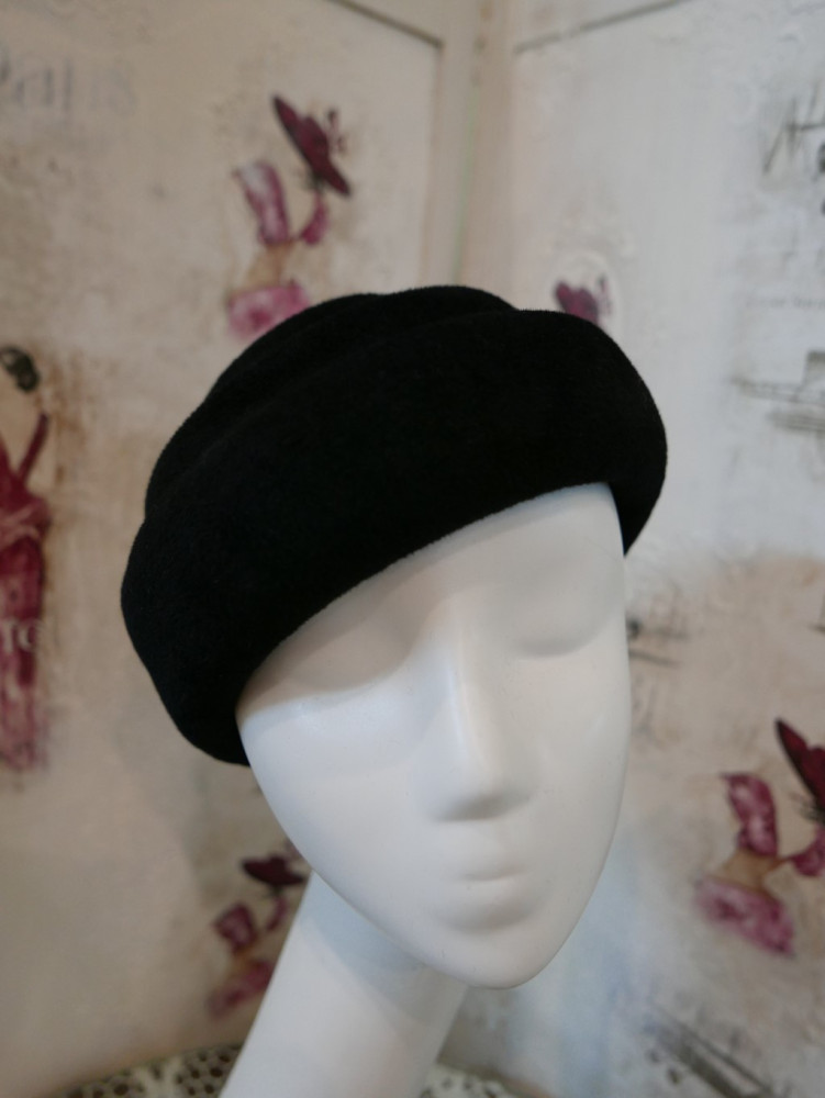 Afrodyta- czarny toczek pilśń welurowa 55-58 cm