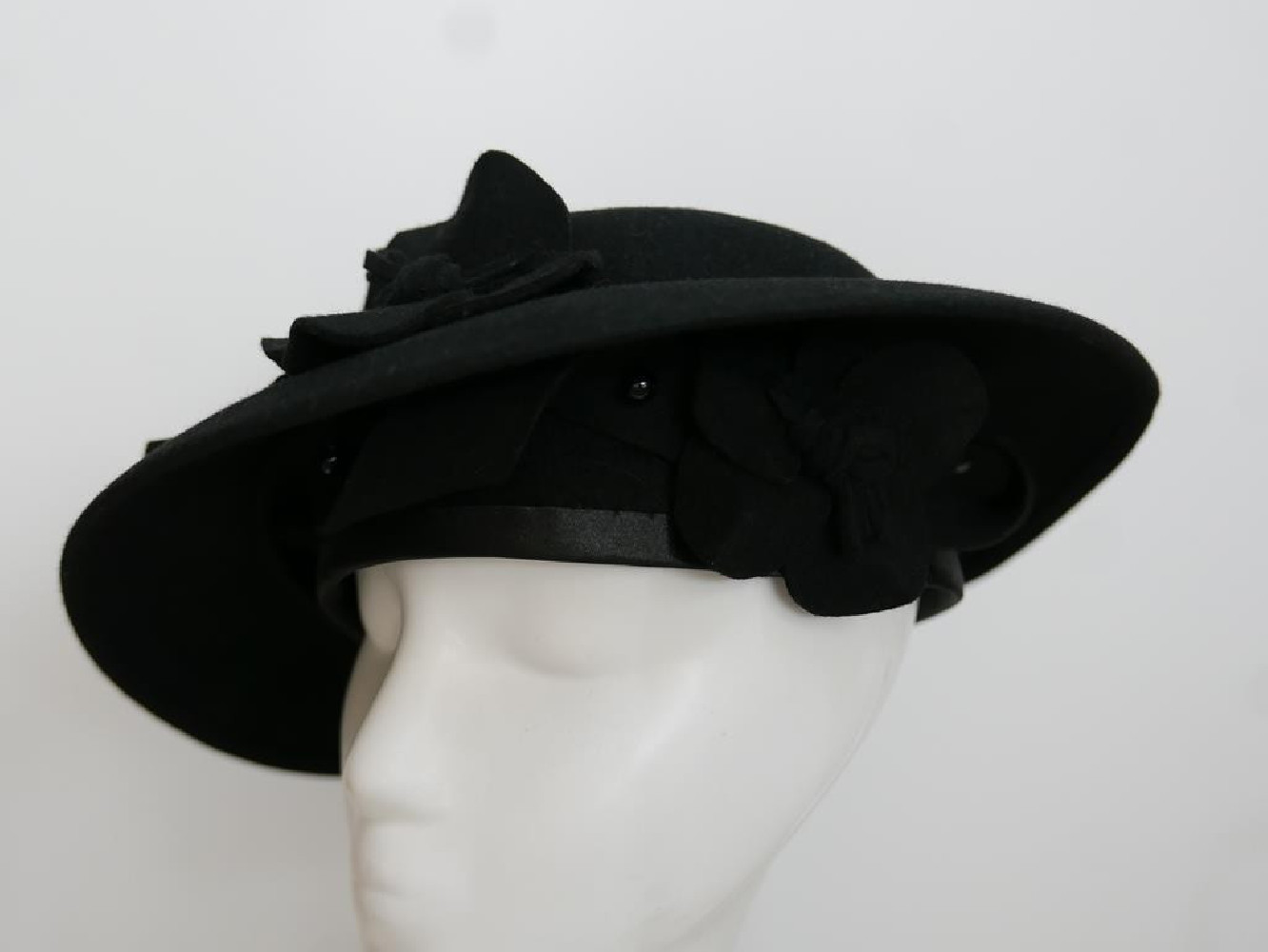 Penelopa czarny kapelusz asymetryczne rondo