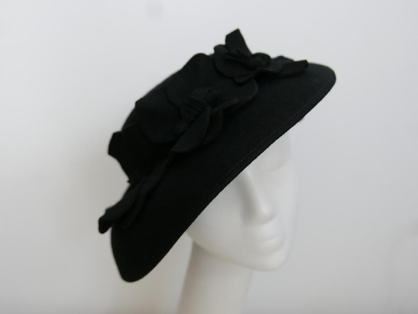 Penelopa czarny kapelusz asymetryczne rondo