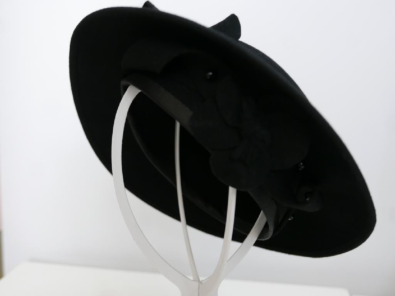 Penelopa czarny kapelusz asymetryczne rondo