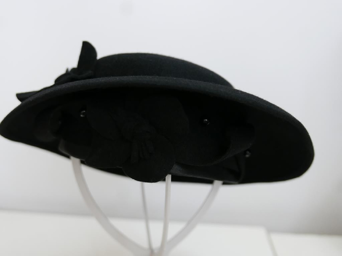 Penelopa czarny kapelusz asymetryczne rondo