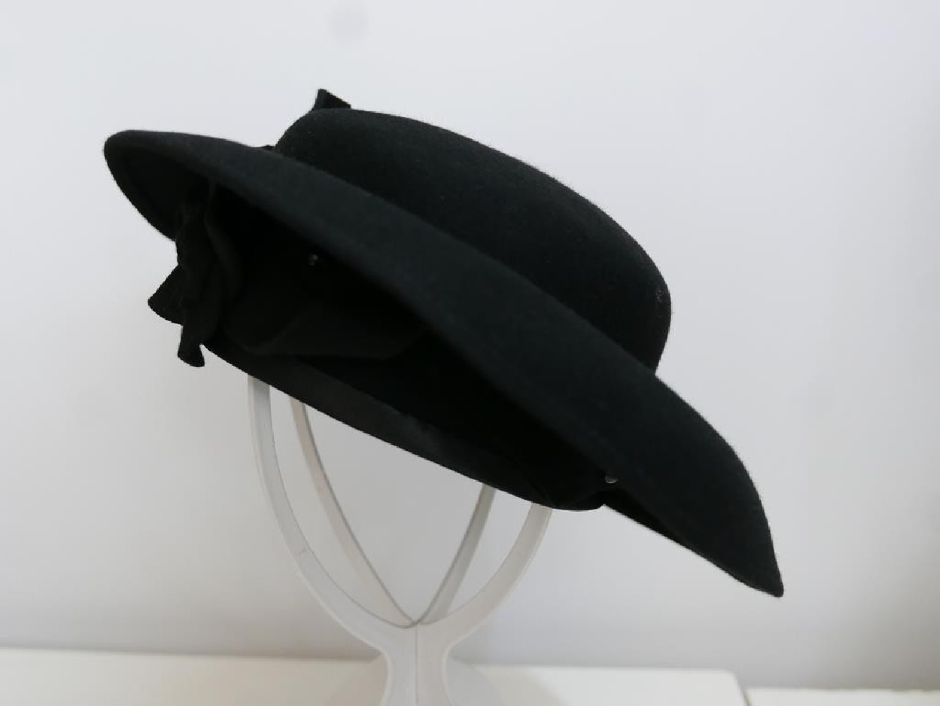 Penelopa czarny kapelusz asymetryczne rondo