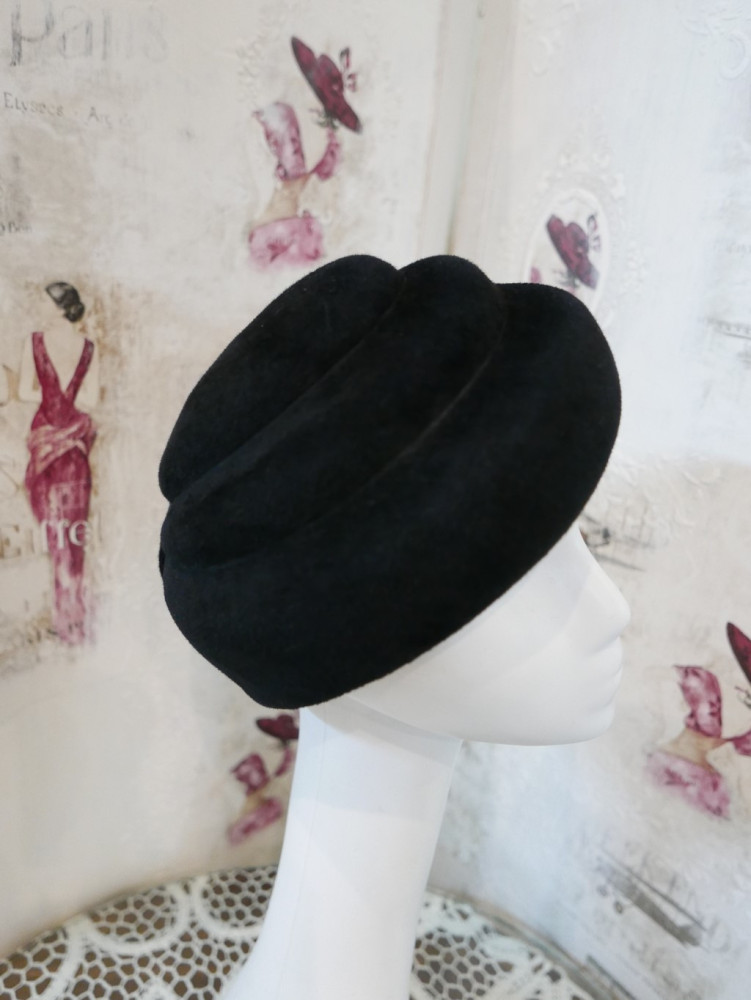 Afrodyta- czarny toczek pilśń welurowa 55-58 cm