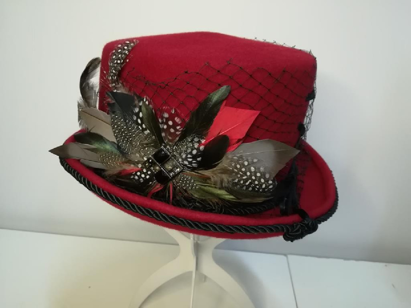 Czerwono czarny cylinder w stylu Goth 54-58 cm