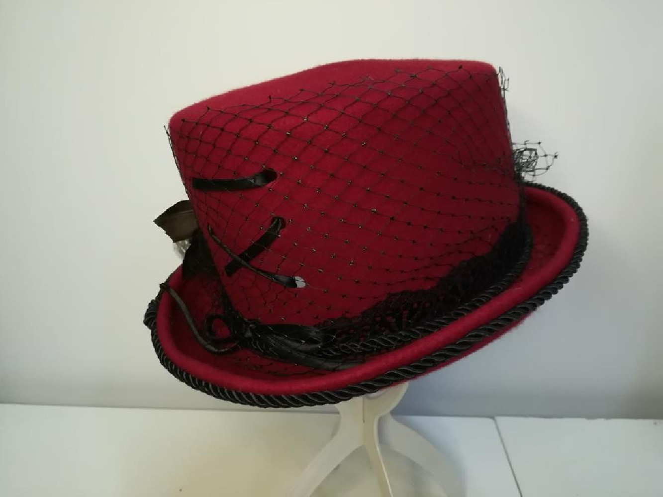 Czerwono czarny cylinder w stylu Goth 54-58 cm