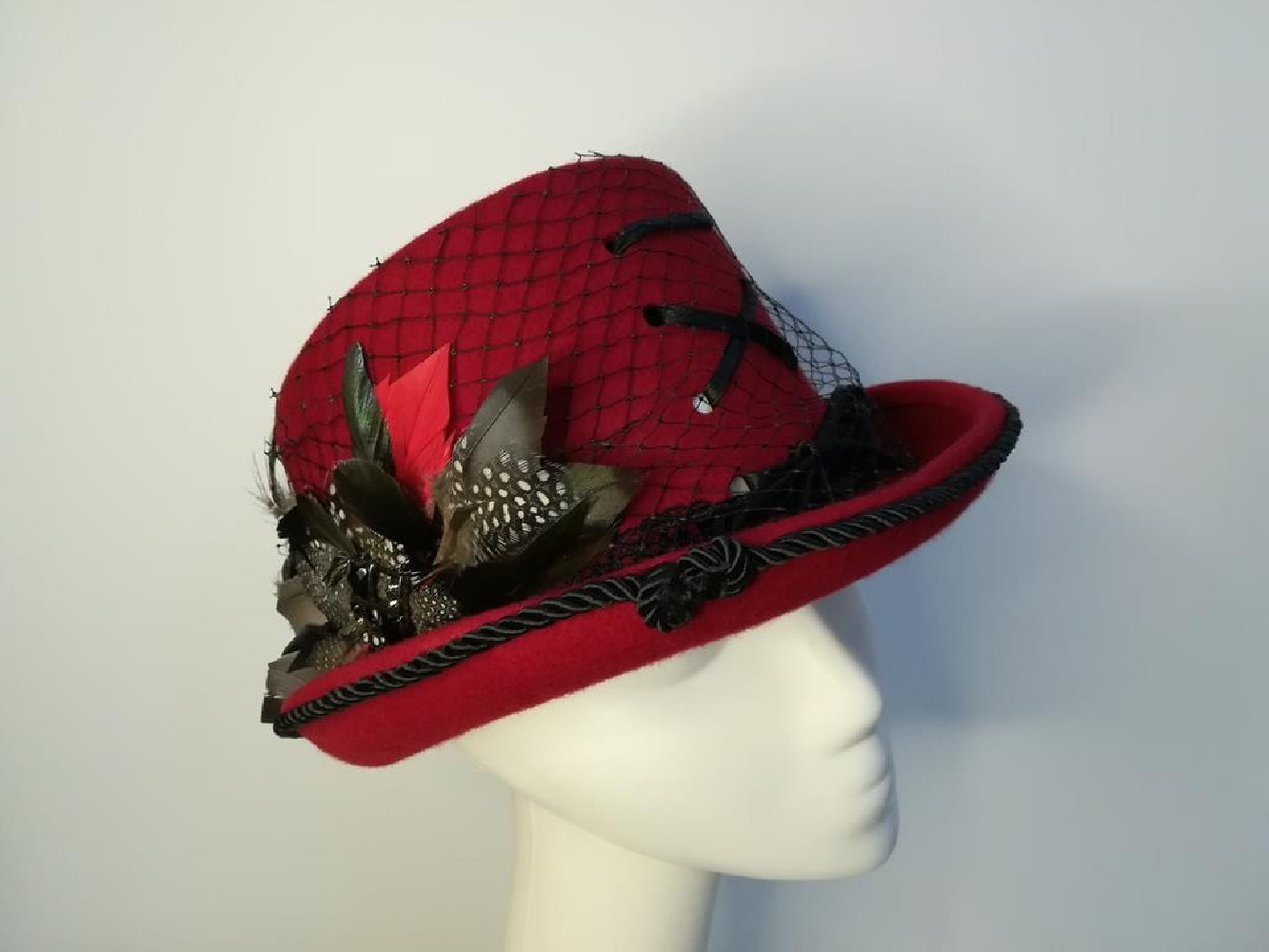 Czerwono czarny cylinder w stylu Goth 54-58 cm