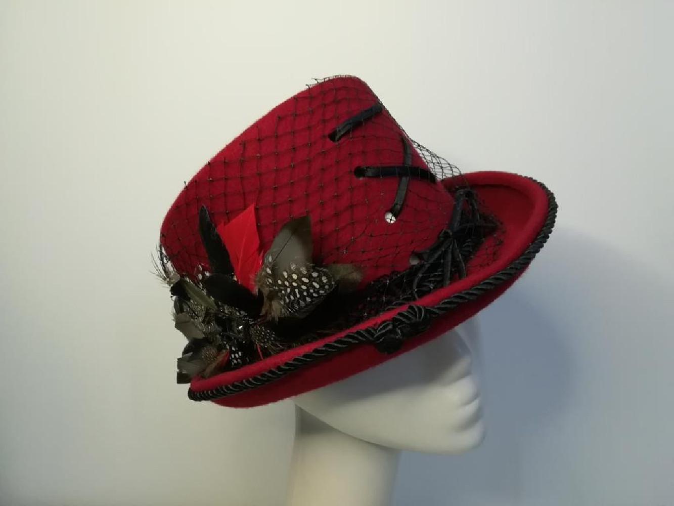 Czerwono czarny cylinder w stylu Goth 54-58 cm