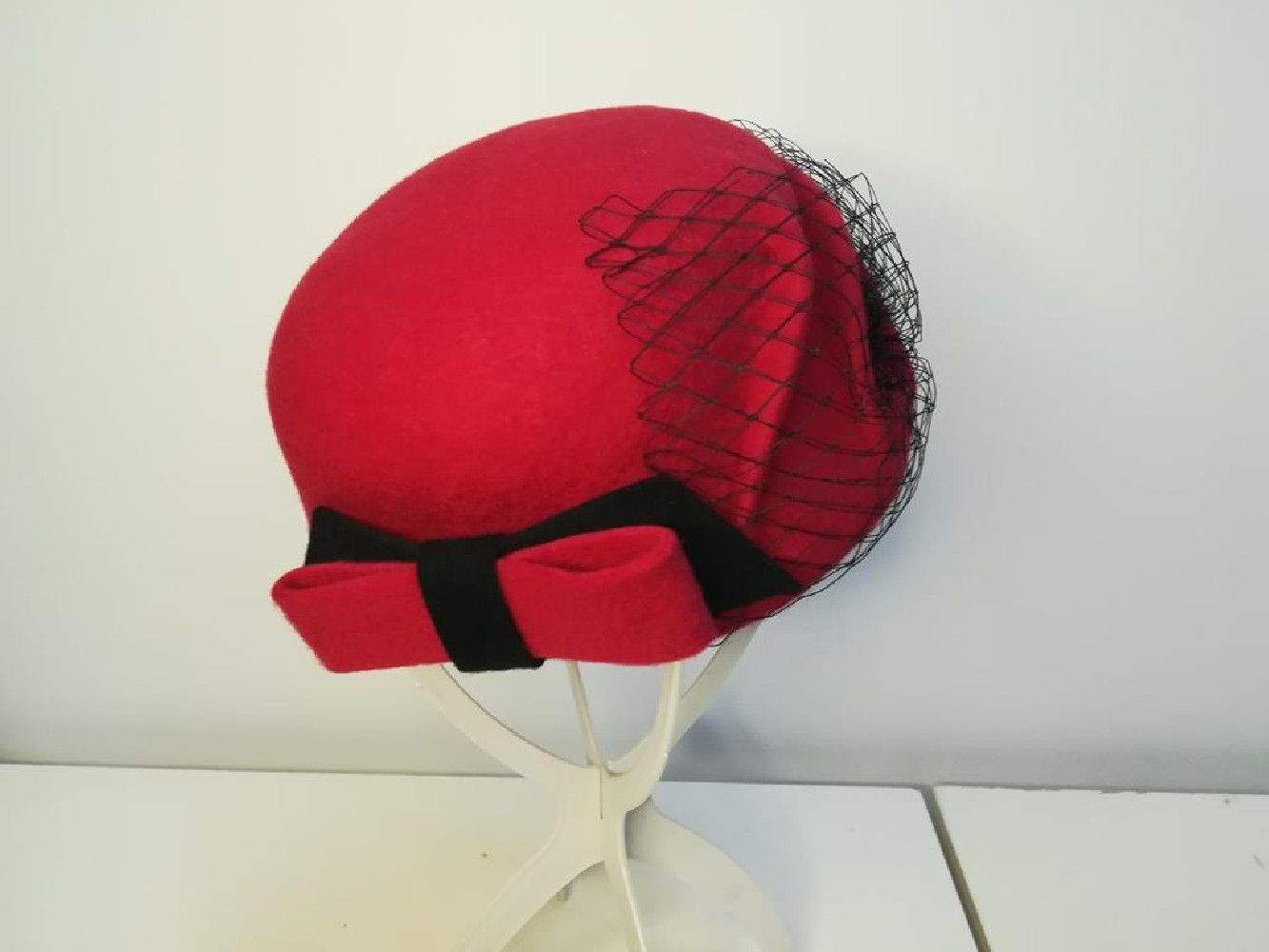 Czerwona czapka toczek filcowy z woalką 53-55 cm