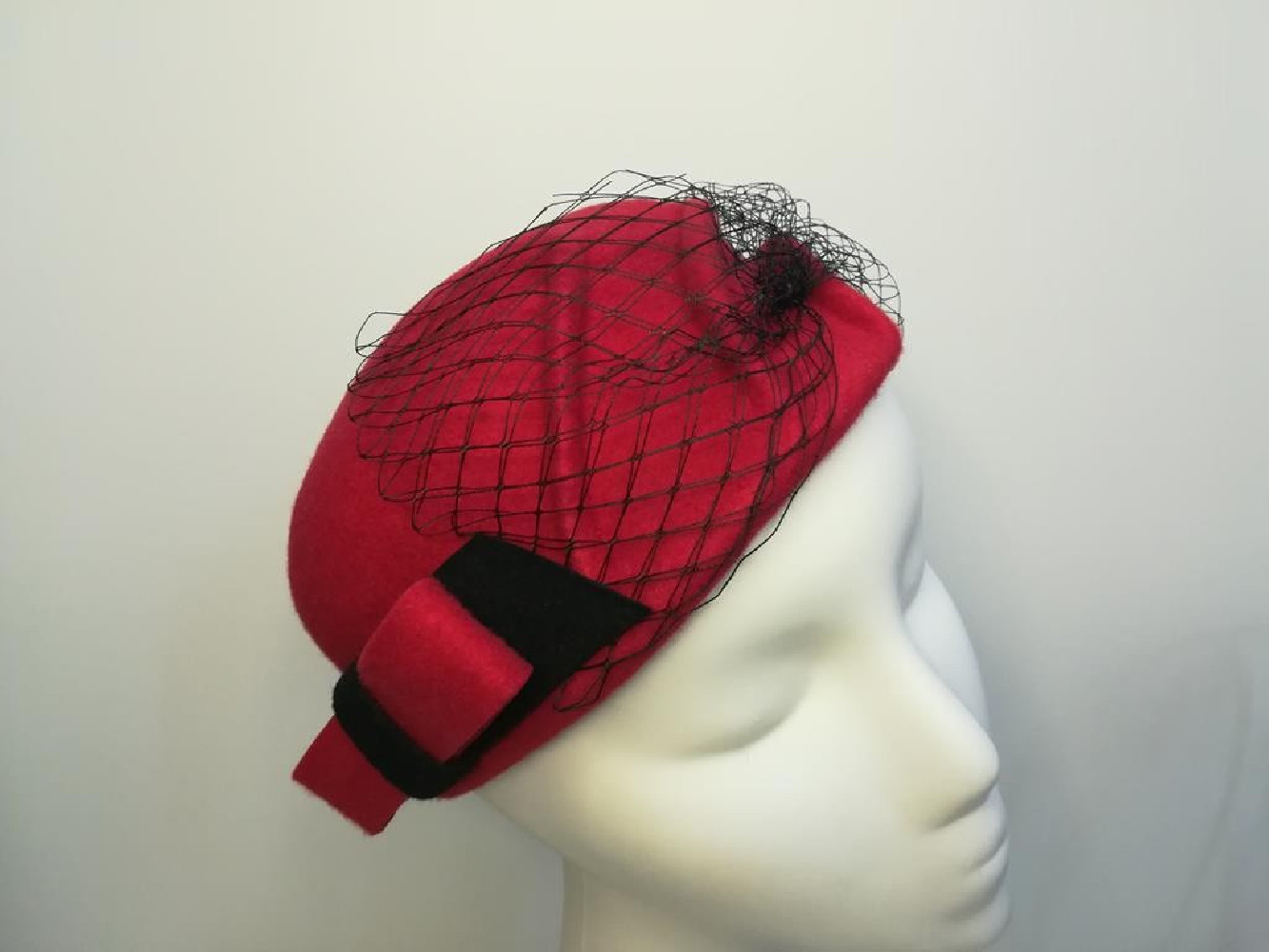 Czerwona czapka toczek filcowy z woalką 53-55 cm