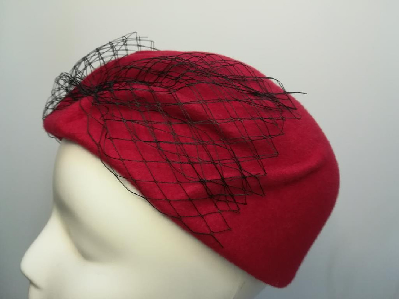Czerwona czapka toczek filcowy z woalką 53-55 cm