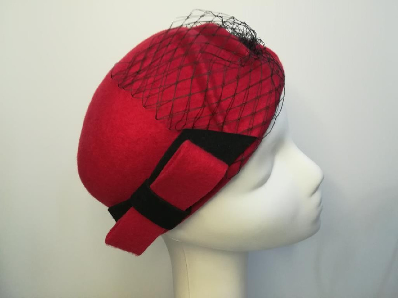 Czerwona czapka toczek filcowy z woalką 53-55 cm